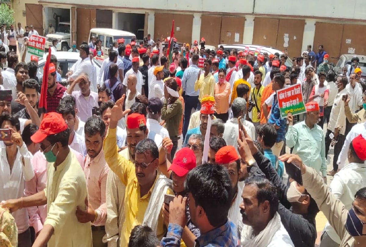 SP workers protest against inflation and torrent power company in agra
