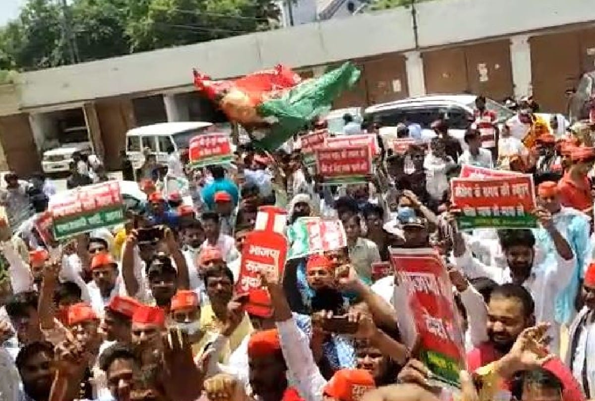 SP workers protest against inflation and torrent power company in agra