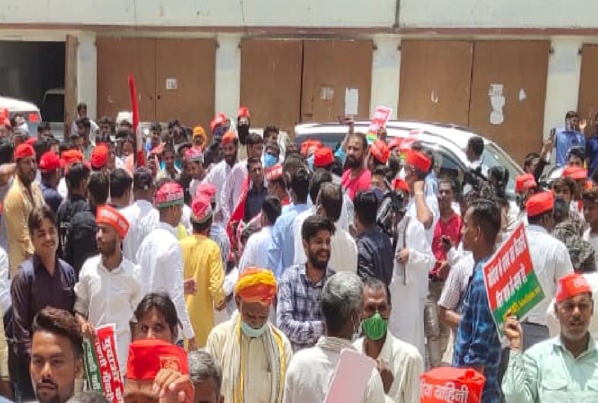 SP workers protest against inflation and torrent power company in agra