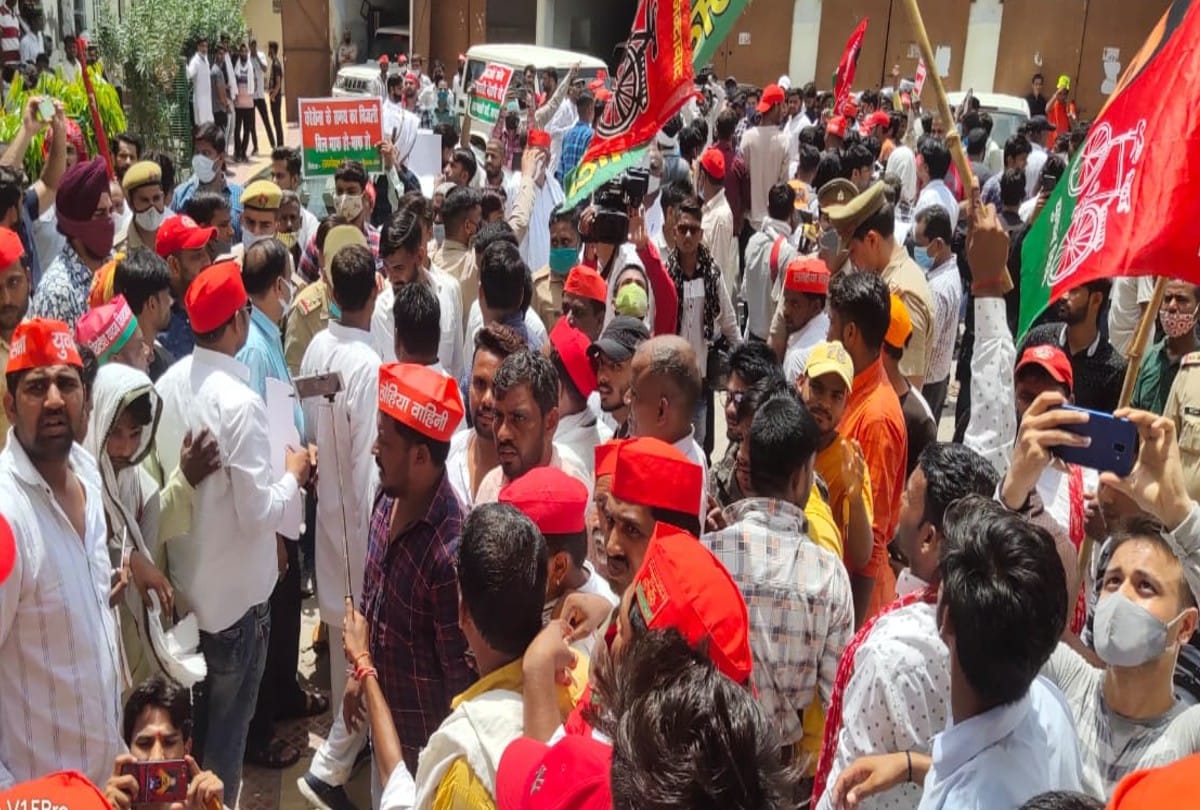 SP workers protest against inflation and torrent power company in agra