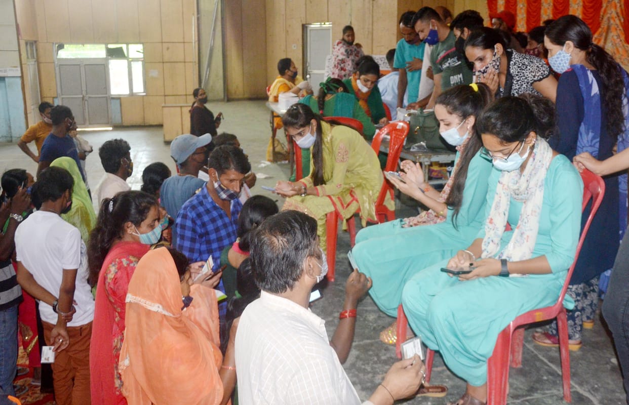 Where there is vaccination, all the rules to protect against corona are being broken, Social distance rules were not followed in Town Hall Hamirpur Vaccination Center