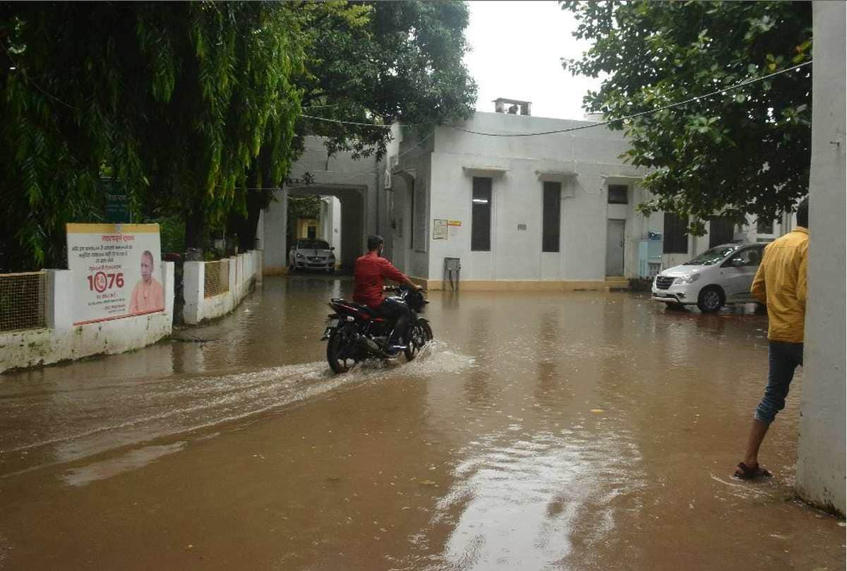 Prayagraj: Leaving Koraon, the entire district came under the grip of floods, rain also wreaked havoc