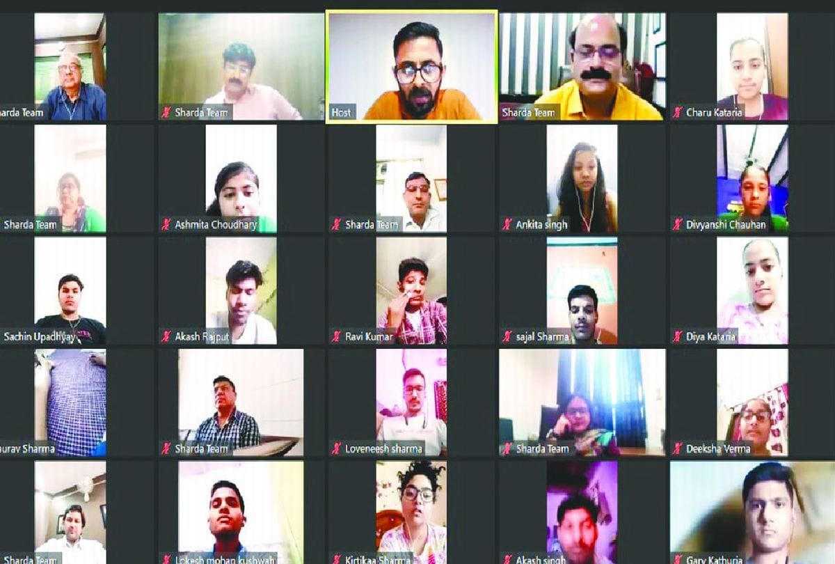 Amar Ujala And Sharda Group Honored Meritorious Students In Agra