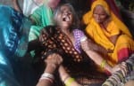 सर्वेश की रोती बिलखती मां।