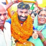 अपने माता-पिता के साथ खिलाड़ी सुरेंद्र पालड़।
