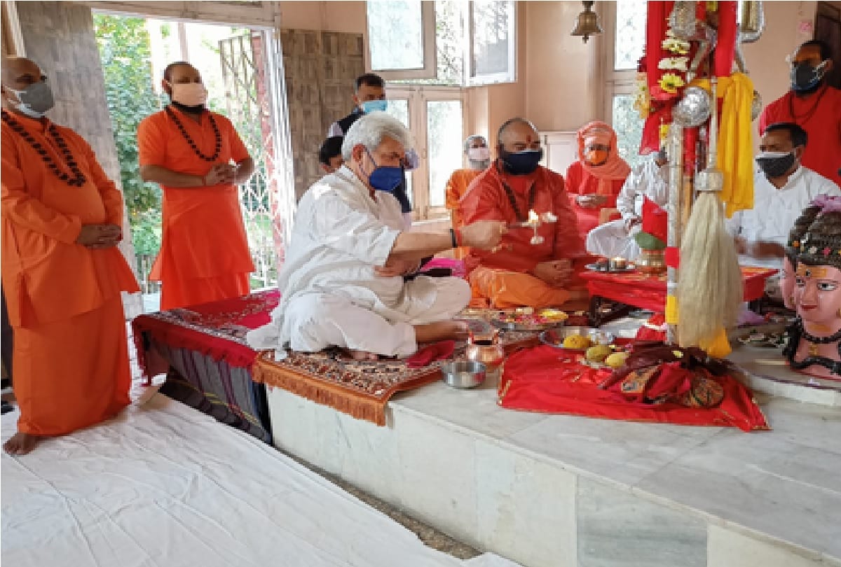 Jammu-Kashmir: Stick worship in Amreshwar temple, Lt Governor prays for happiness and prosperity in the state
