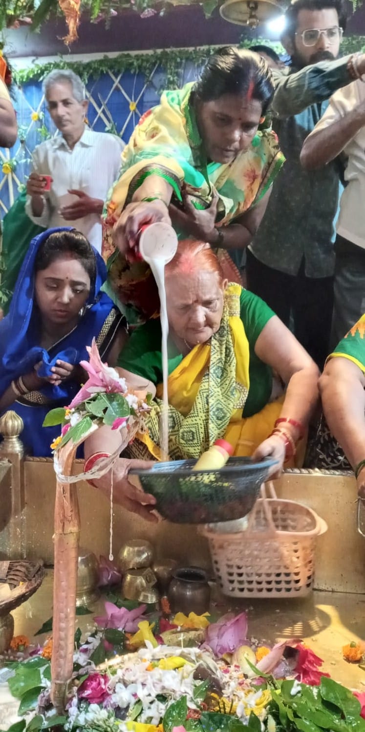Worshiping the snake god, wishing for happiness and prosperity