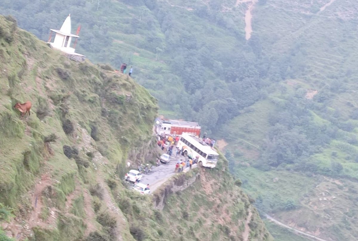 Himachal: Bus hanging in air after colliding with parapit, 12 passengers narrowly escaped