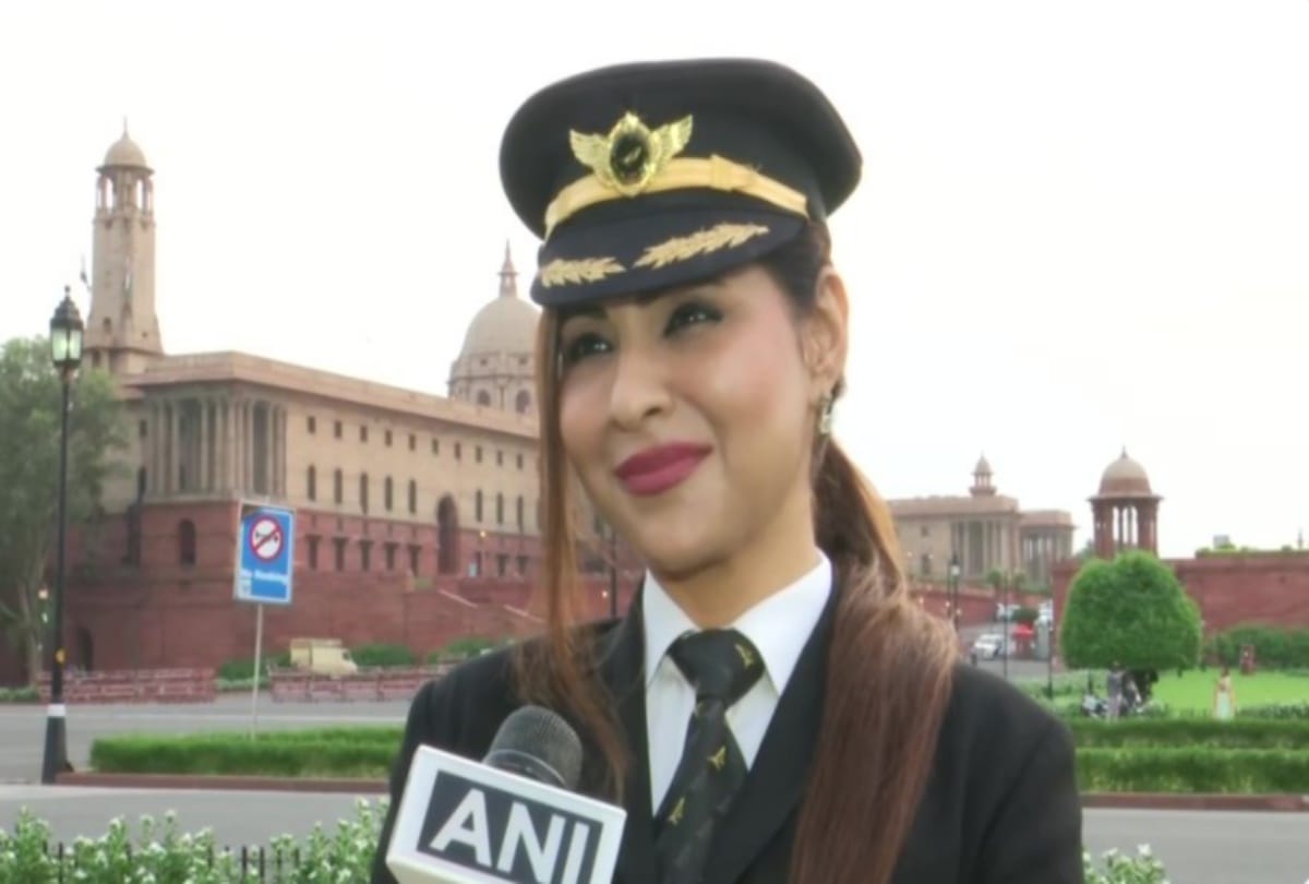Meet Zoya Agarwal, a female pilot who made her childhood dreams come true with her hard work-safalta