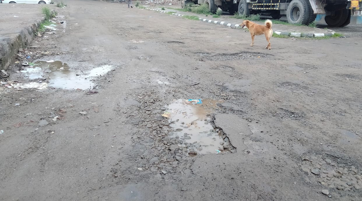 Officers will hoist the tricolor by passing through the pits, the administration could not even get the patchwork done