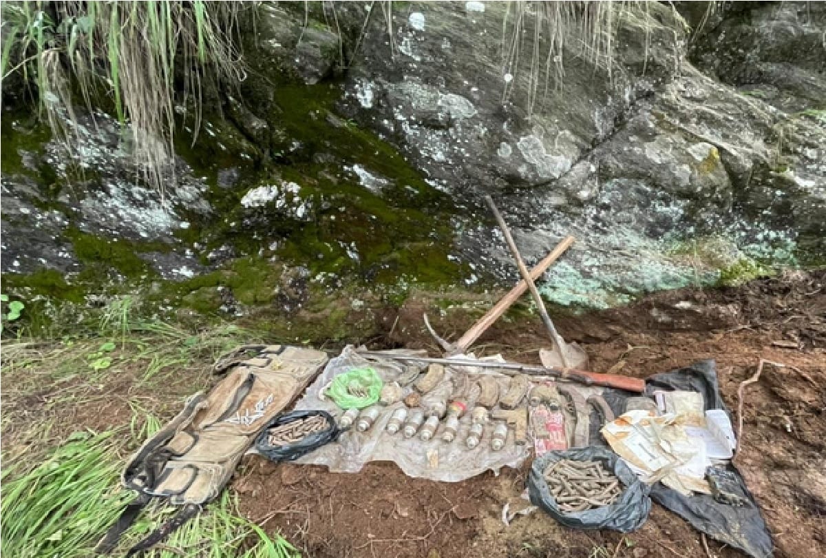 Jammu-Kashmir: Security forces seized a huge amount of arms and ammunition from the old natural rift from Sarola forest