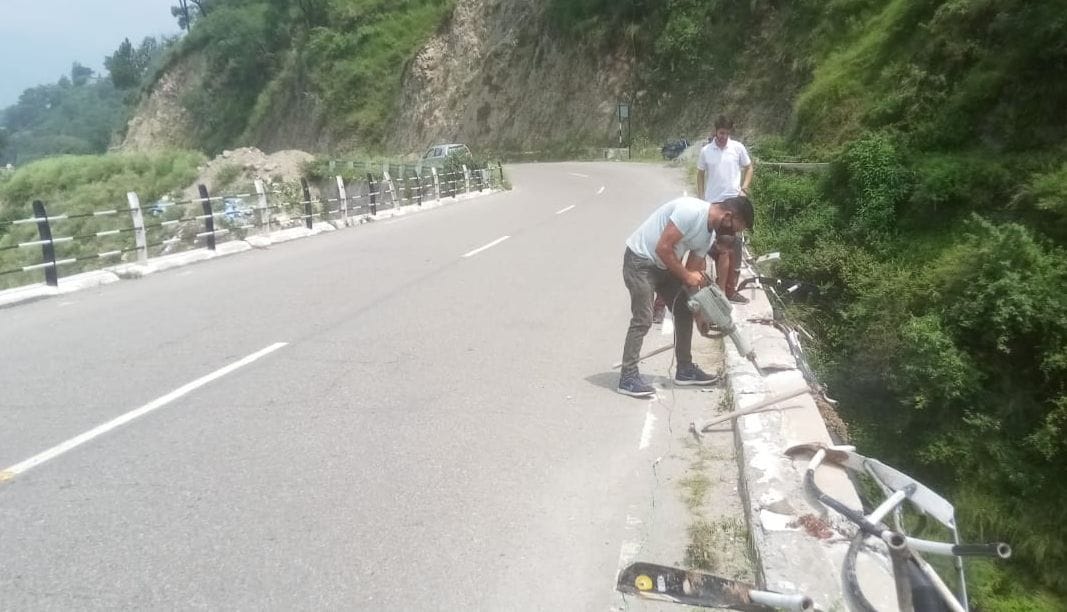 Repair of railing started on Chamba-Pathankot NH