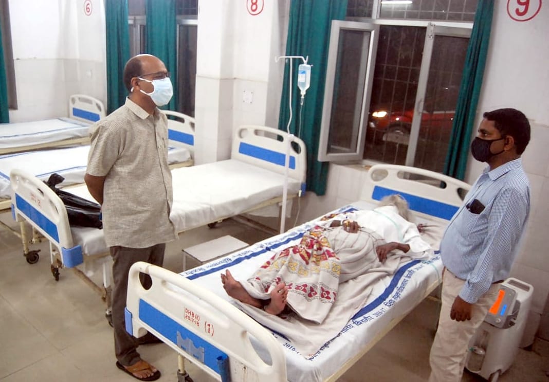 DM arrived to know the condition of the freedom fighter admitted in the hospital