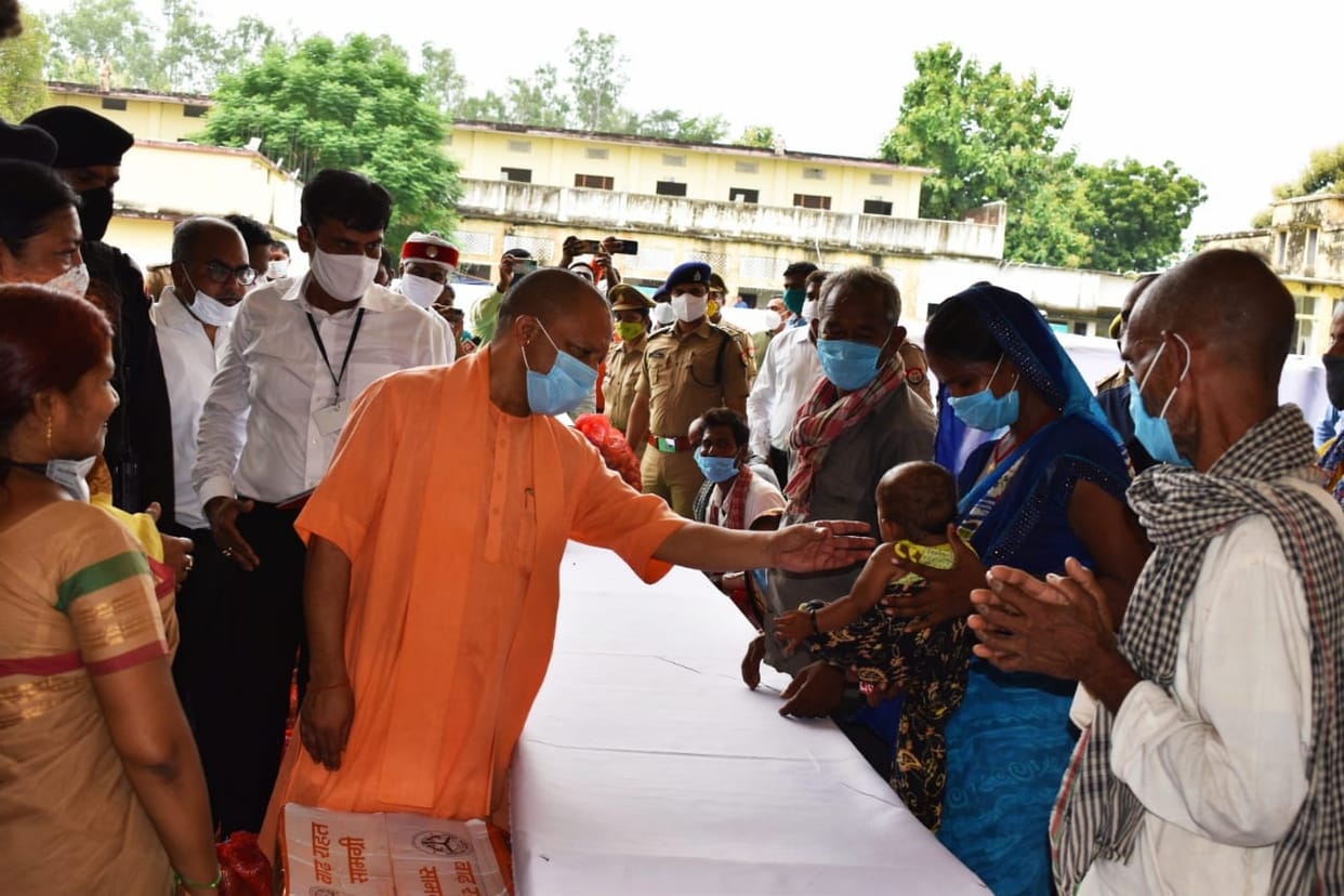 CM yogi adityanath visited  flood affected areas in ghazipur and review relief center also gave help to 182 families