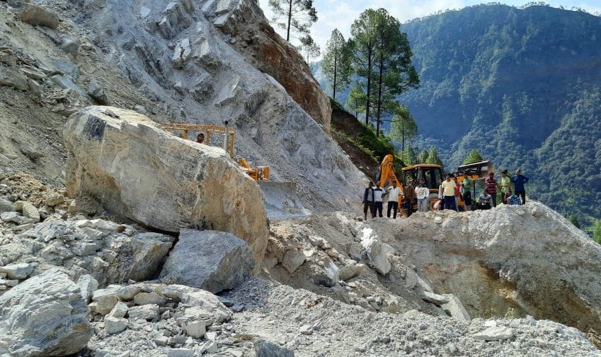 Thal Munsiyari road remained closed for 13 hours, GIC students had to go back