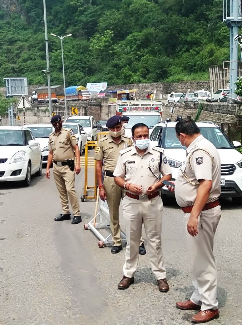 50 vihicles entering Himachal without RTPCR and vaccination report from Parvanoo barrier sent back by police