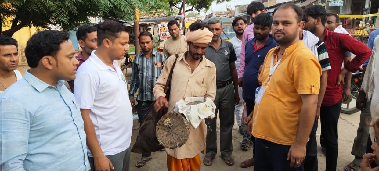 Hathras: Three snakes freed from the clutches of snake charmers on Nagpanchami