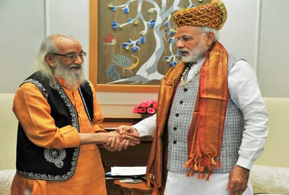 बाबा साहब पुरंदरे व प्रधानमंत्री नरेंद्र मोदी (फाइल फोटो)
