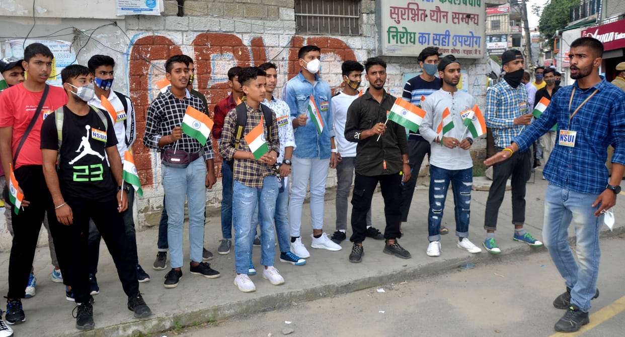 NSUI protested due to non-availability of tricolor