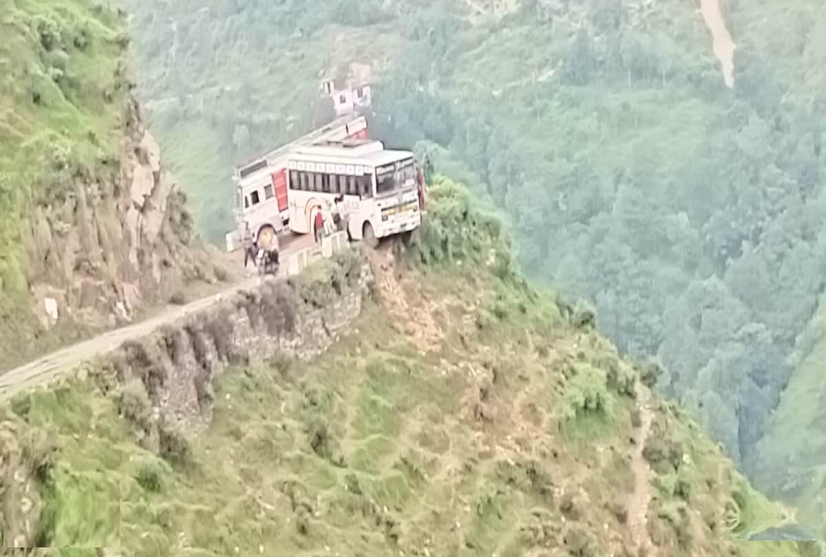 Himachal: Bus hanging in air after colliding with parapit, 12 passengers narrowly escaped