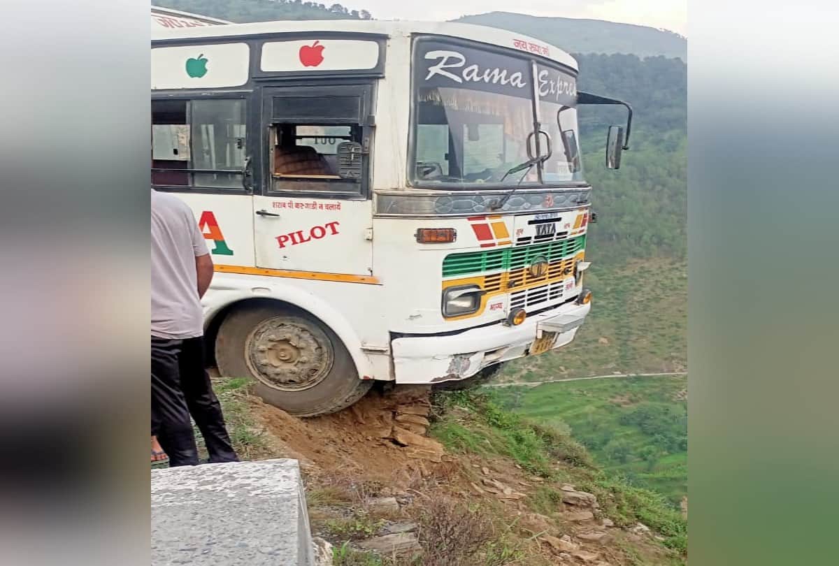 Himachal: Bus hanging in air after colliding with parapit, 12 passengers narrowly escaped