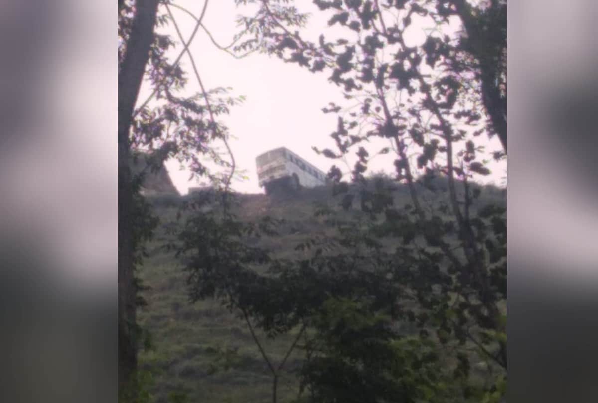 Himachal: Bus hanging in air after colliding with parapit, 12 passengers narrowly escaped