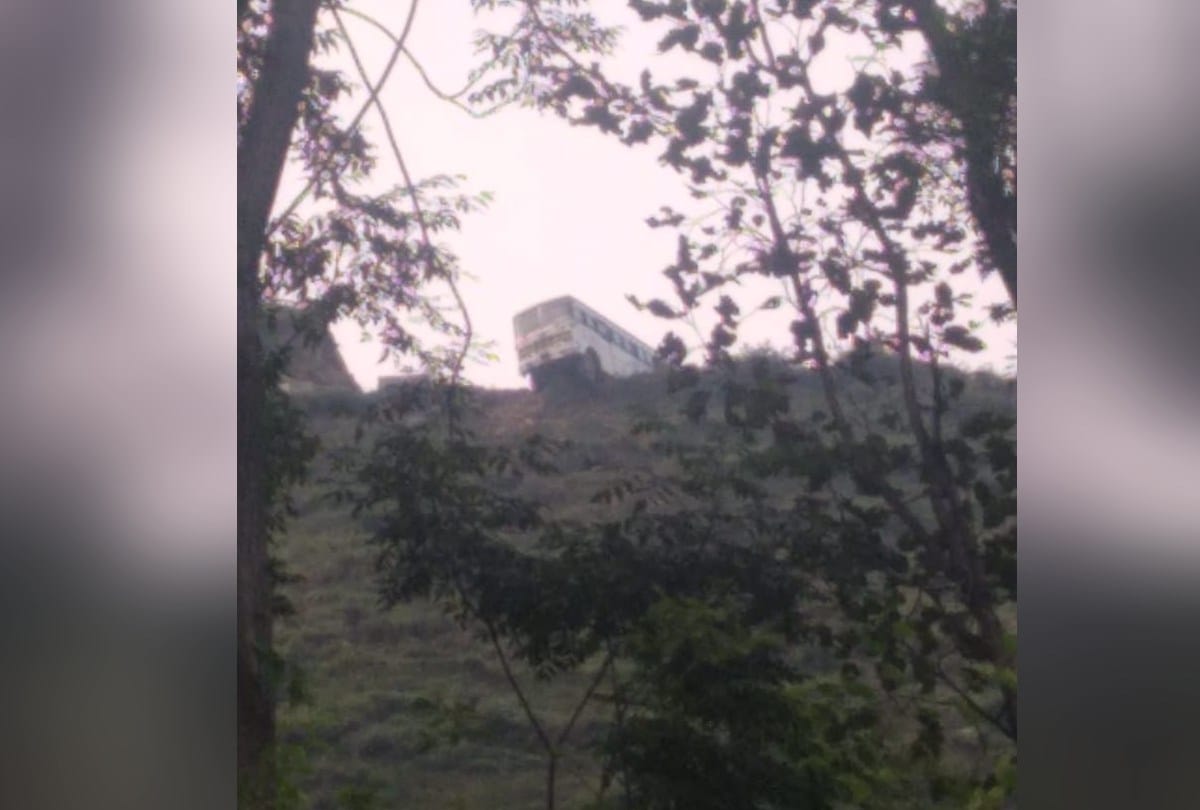 Himachal: Bus hanging in air after colliding with parapit, 12 passengers narrowly escaped