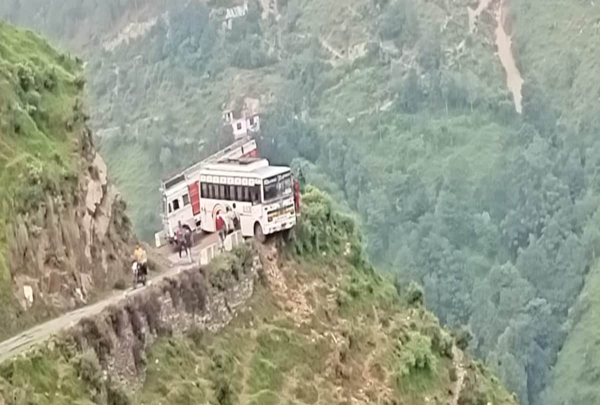 Himachal: Bus hanging in air after colliding with parapit, 12 passengers narrowly escaped