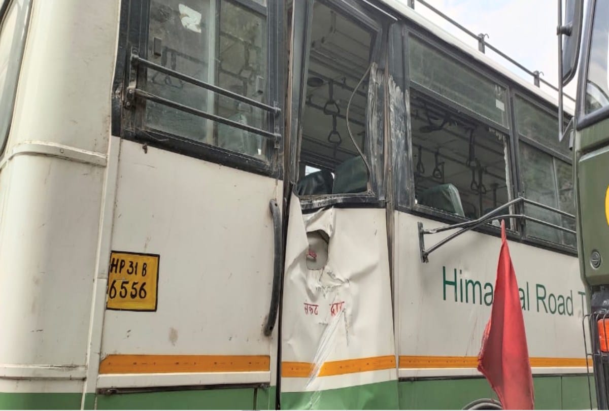 Kinnaur: Stones again fell on the hrtc bus in Nigulsari, woman and young man injured