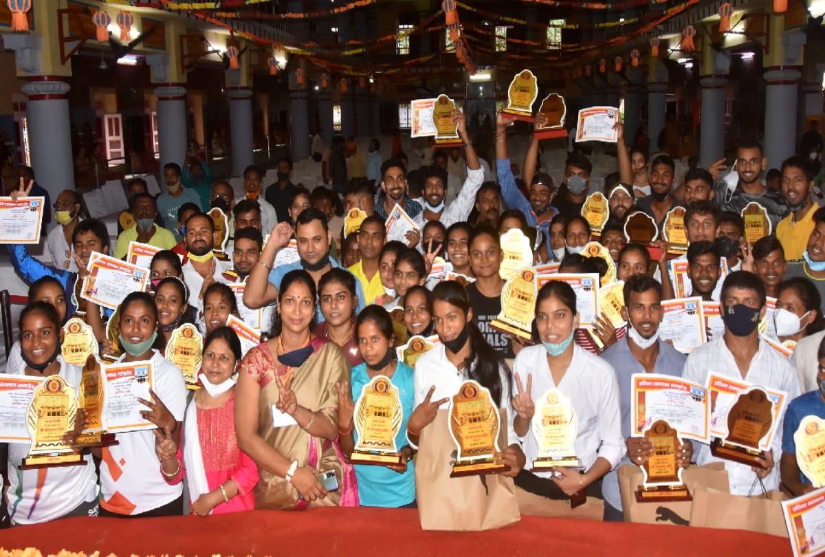 CM yogi honored players in Mahant Digvijaynath Memorial Auditorium in Gorakhpur