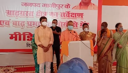 CM yogi adityanath visited  flood affected areas in ghazipur and review relief center also gave help to 182 families