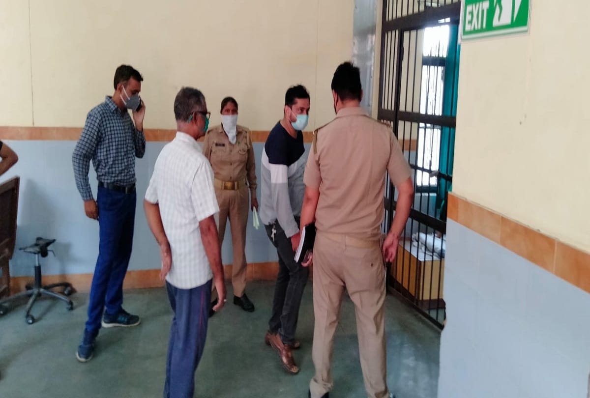 miscreants shot female teacher in Aligarh