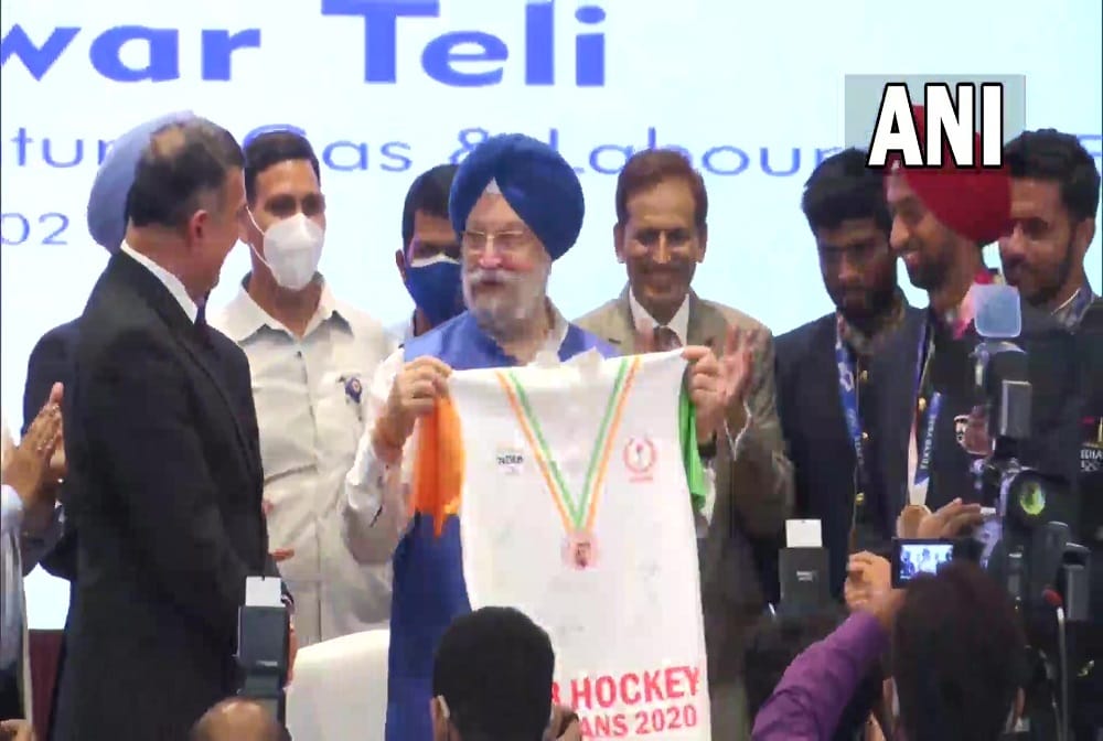 Hardeep Singh Puri felicitated 11 players of Oil Sector who were part of the Bronze medal winning mens hockey team, Rs 15 lakhs each for all 11 players 