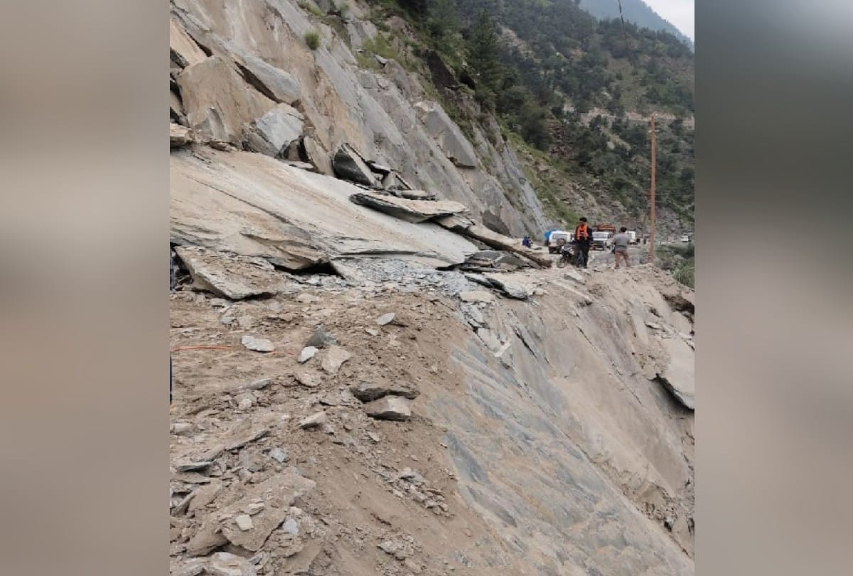 himachal Weather today: Heavy rain alert in state, 10 hours traffic stalled on Khadmukh-Holi road