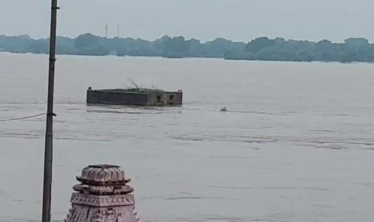 house floating in ganga in mirzapur flood increased the trouble 