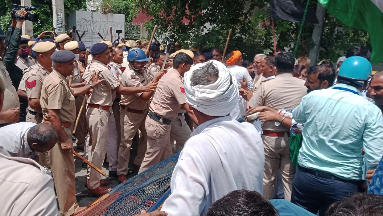 Farmers surrounded the police station, scuffled with the police to remove the barricade