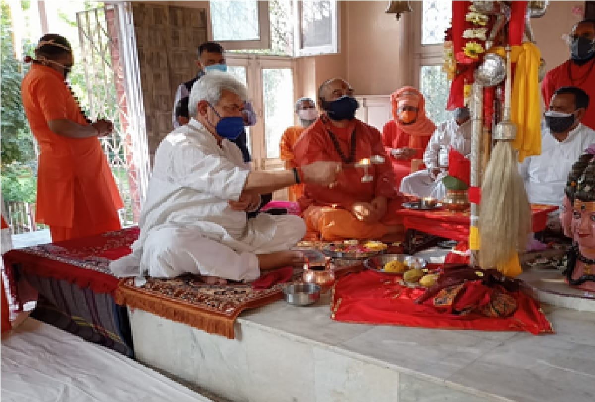 Jammu-Kashmir: Stick worship in Amreshwar temple, Lt Governor prays for happiness and prosperity in the state