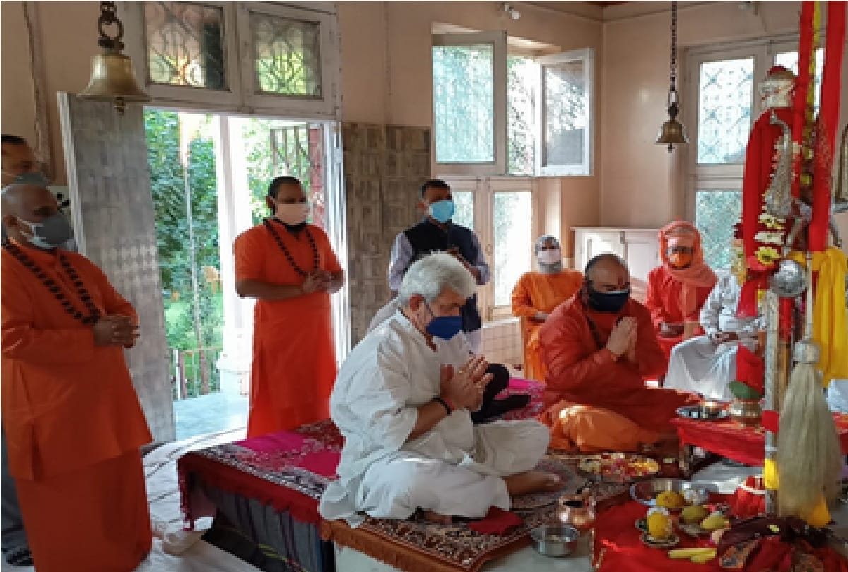 Jammu-Kashmir: Stick worship in Amreshwar temple, Lt Governor prays for happiness and prosperity in the state