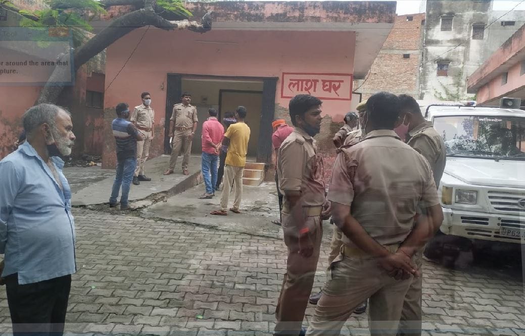 accused died in Jaunpur district jail police give money to his father dead body was lying at mortuary