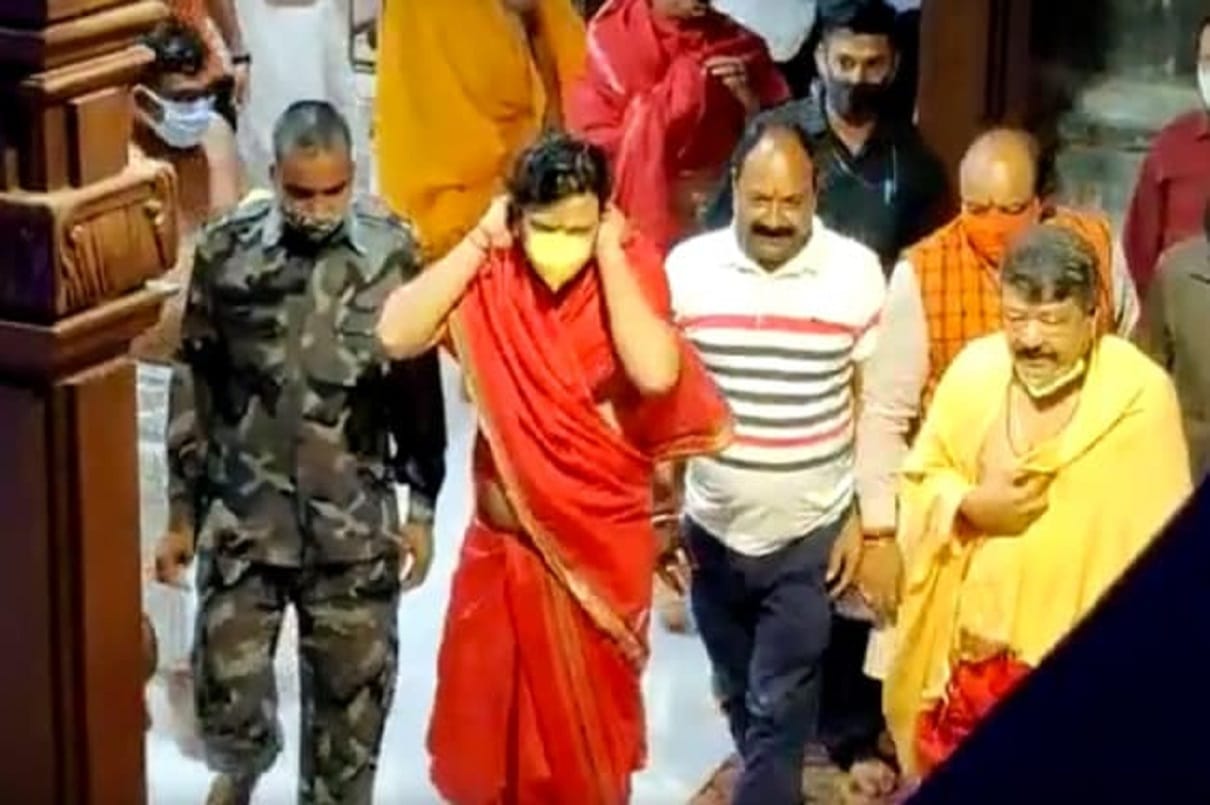 ruckus in mahakal mandir during bjp leader kailash vijayvargiya and son akash mandir visit