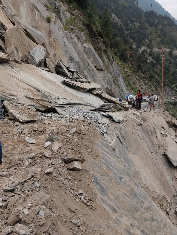 Traffic stalled for ten hours on Khadmukh-Holi road