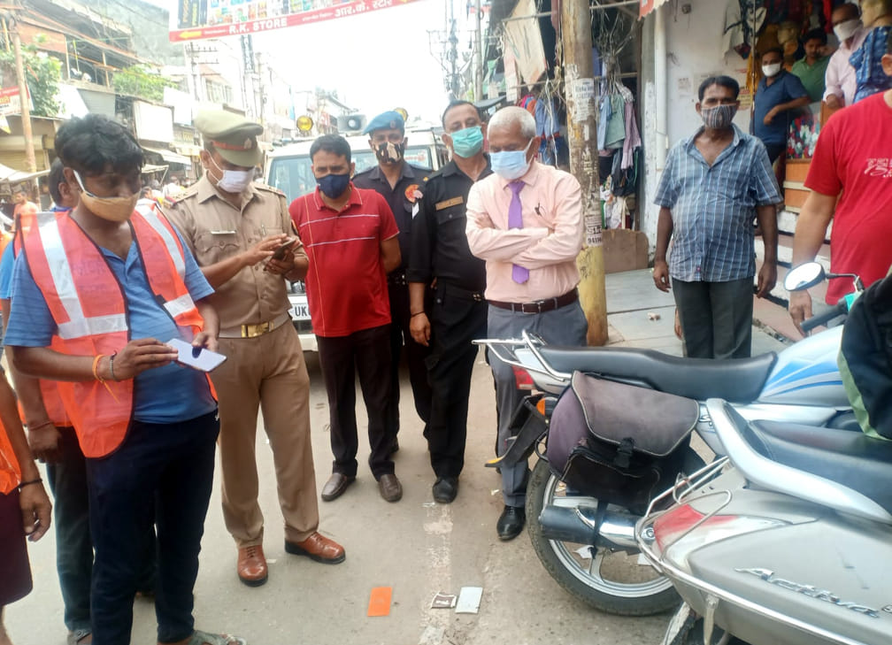 Deducted the challans of the vehicles found standing on the roads
