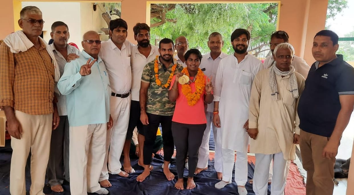 Mohin yadav won  gold in weightlifting