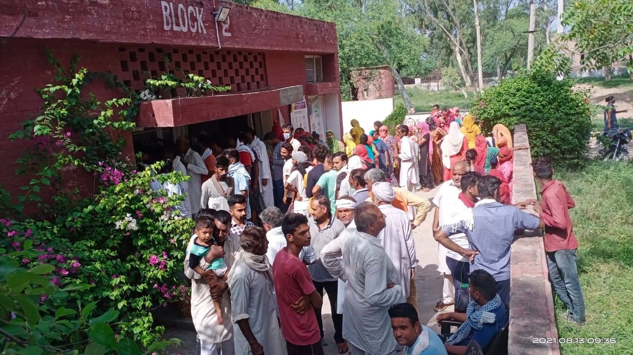 Uproar over less vaccine in Bhirdana, 190 doses came, more than 500 people arrived to get it installed