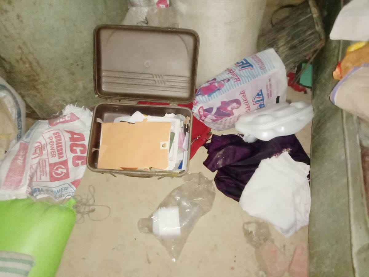 Thieves entered the house and crossed lakhs of jewelery and cash