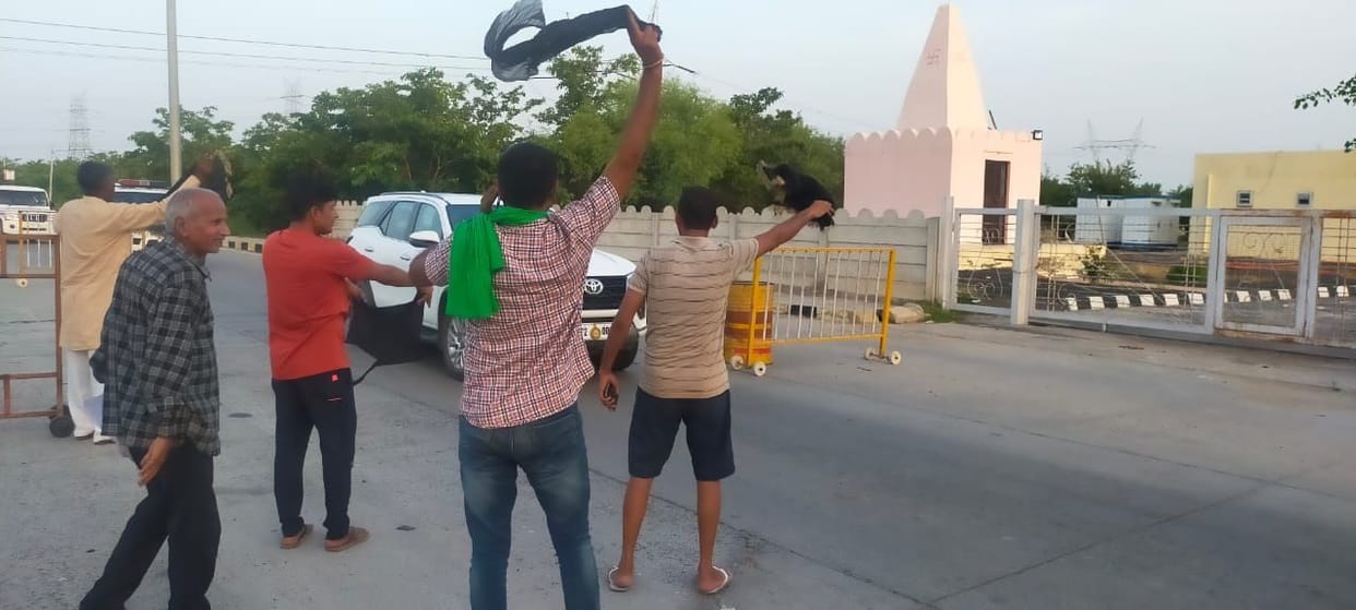 Farmers showed black flags to ministers Anoop Dhanak and Kamal Gupta
