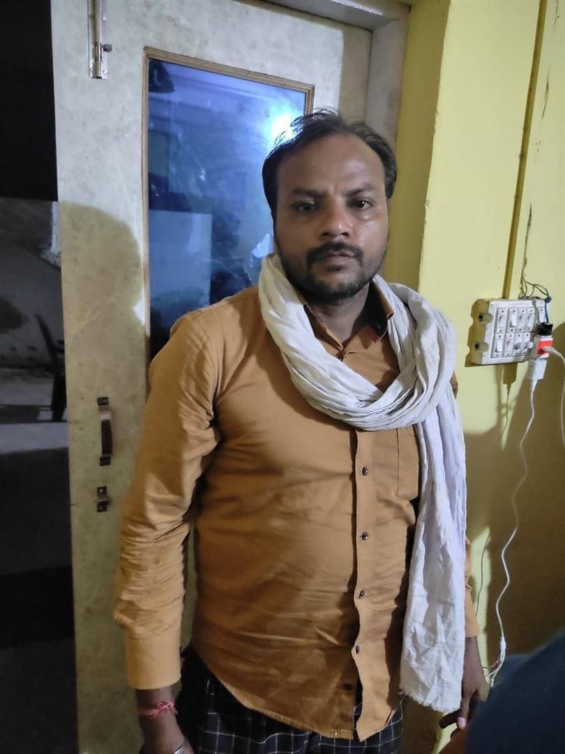 Hathras: Car-riding miscreants looted a bag full of money on the strength of a gun
