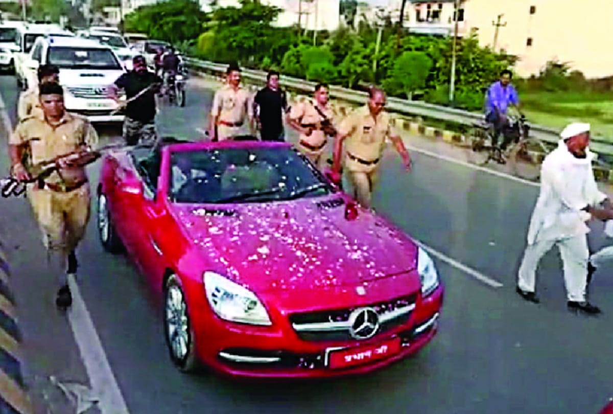 Ghaziabad loni mla nand kishor gurjar sat in Mercedes without number plate in his convoy many stand on car making video