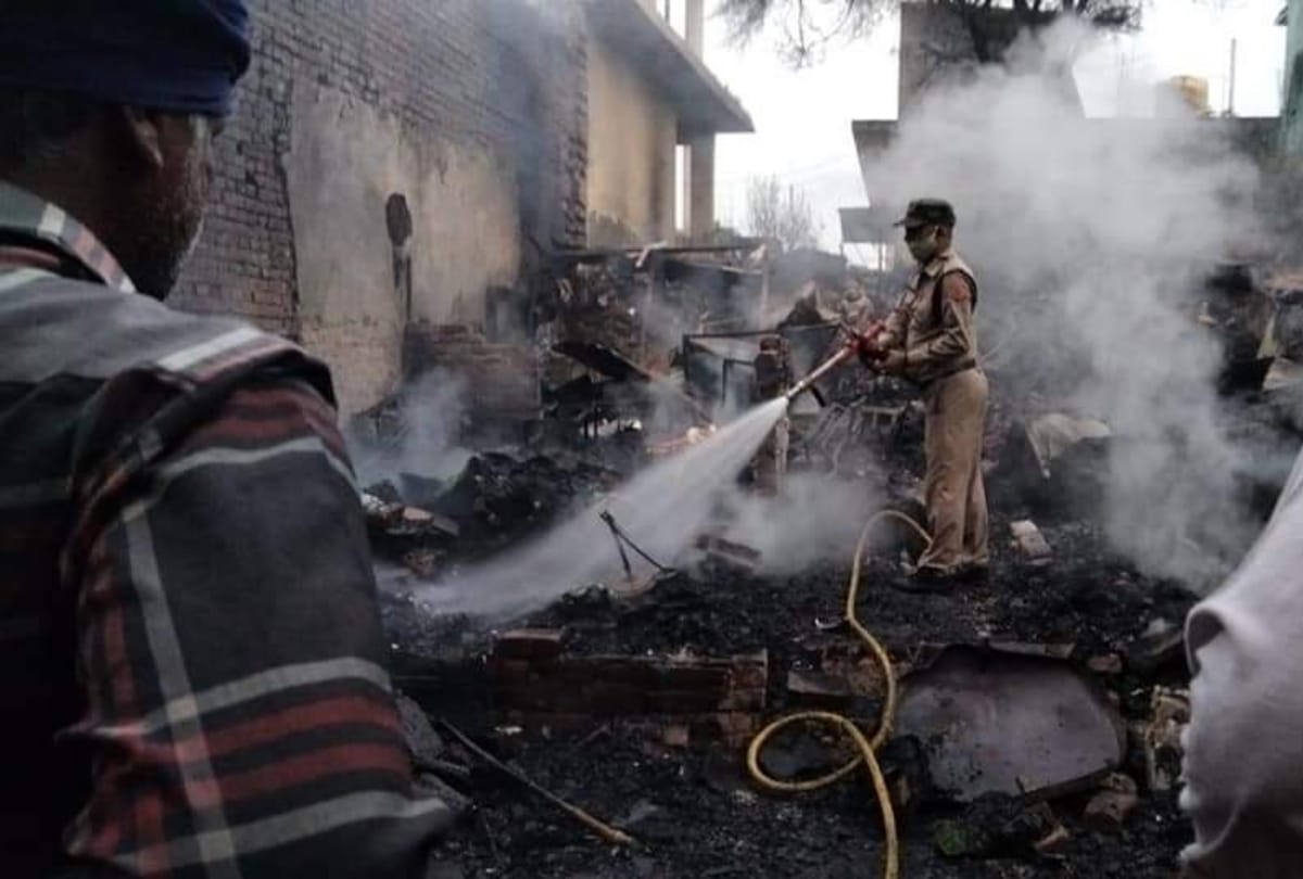 Una Himachal News: Three shops gutted in fire in Peer Nigaha Una Himachal Pradesh