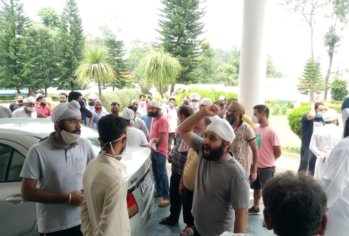 himachal news: Protest outside sundernagar dental college